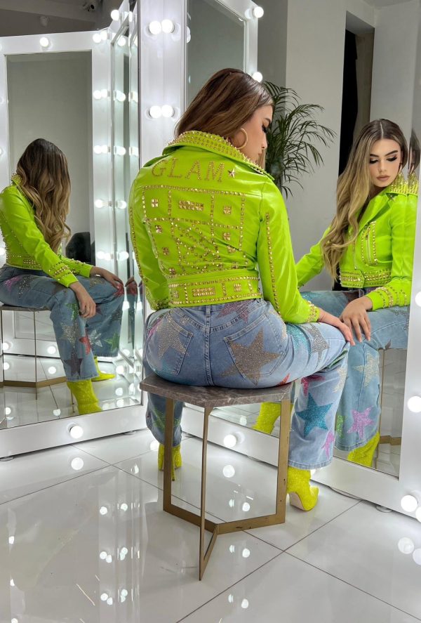 Chamarra de piel verde limón con estoperoles