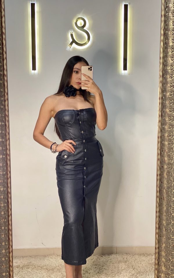 Vestido negro strapless con botones