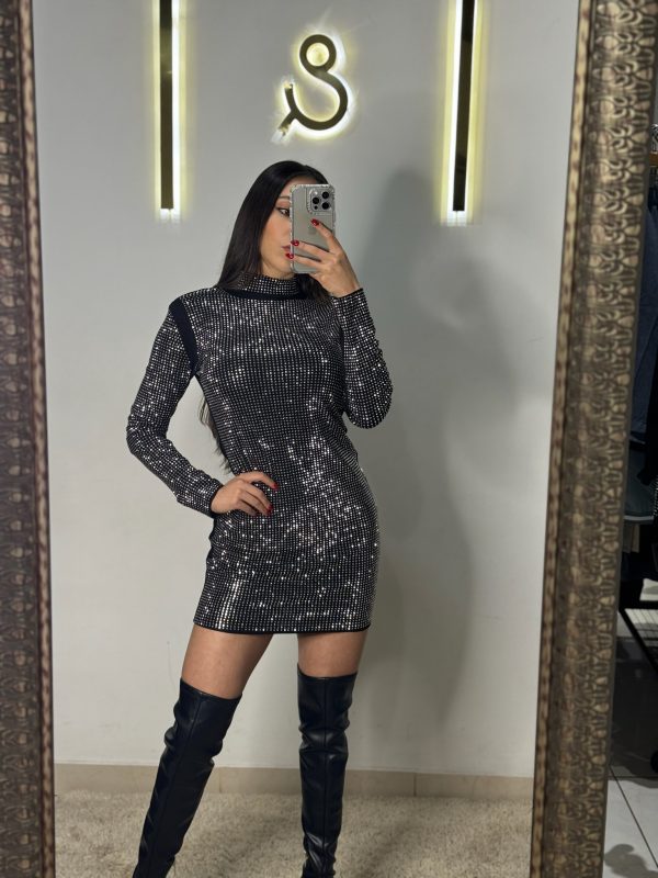 Vestido negro corto con pedrería - Imagen 2