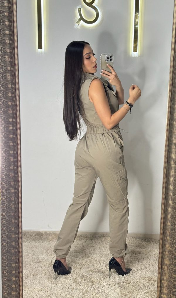 Jumpsuit de rompe vientos beige - Imagen 3