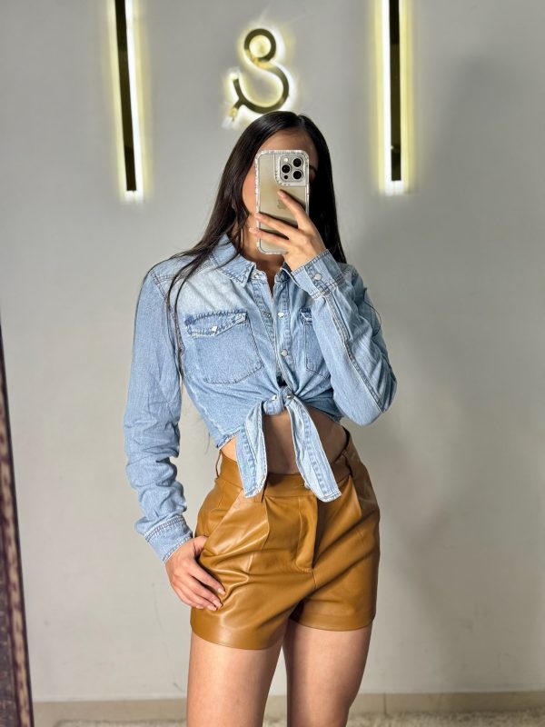 Camisa de mezclilla con detalle para amarrarse