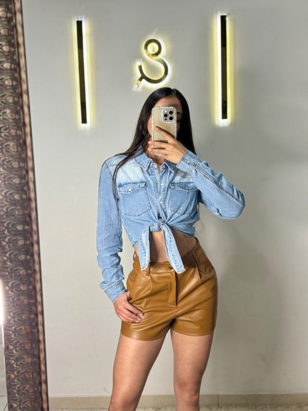Camisa de mezclilla con detalle para amarrarse - Imagen 2