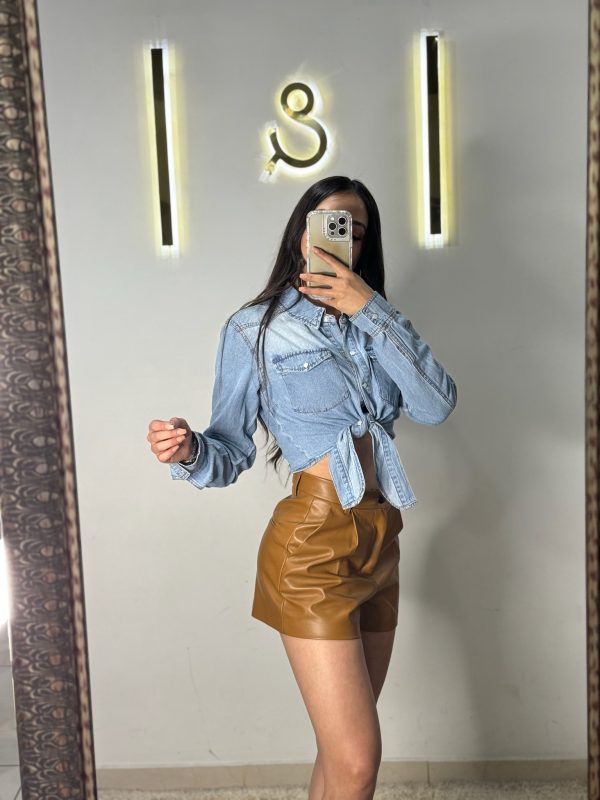 Camisa de mezclilla con detalle para amarrarse - Imagen 4