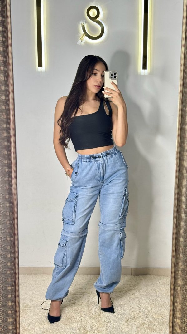 Pantalón cargo de mezclilla con ajuste en pies