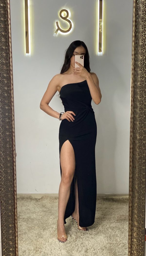 Vestido negro de un hombro