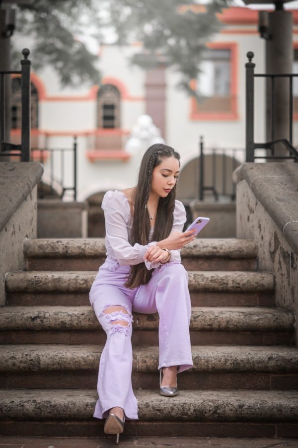 Pantalón de mezclilla lila rasgado - Imagen 5