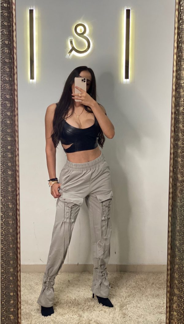 Pantalón gris tipo pants con detalle para amarrarse