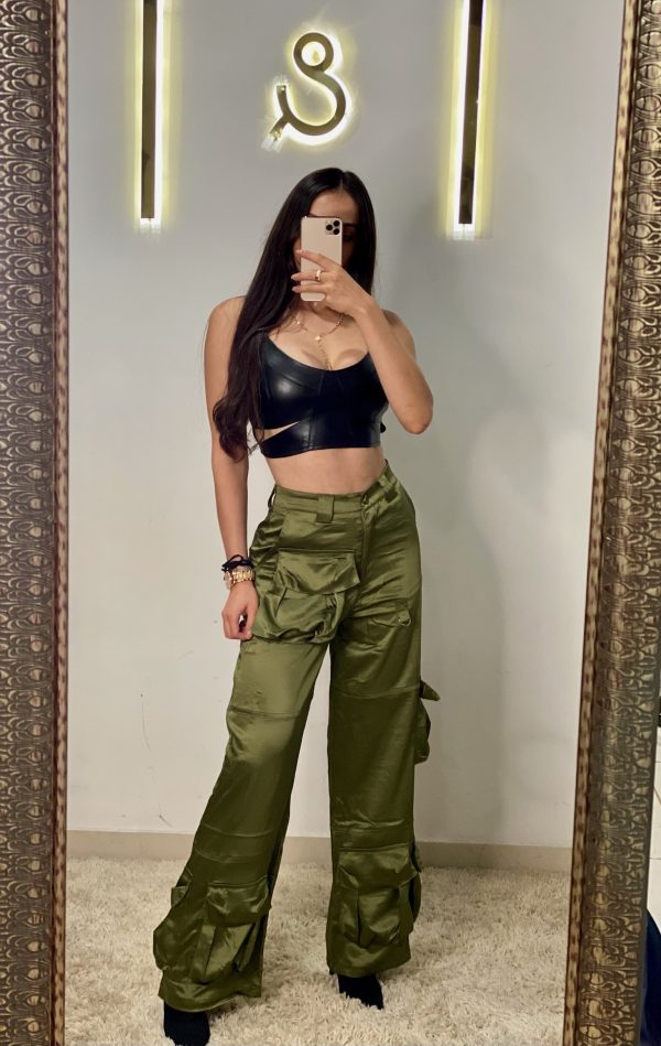 Pantalón tipo cargo verde olivo de satín