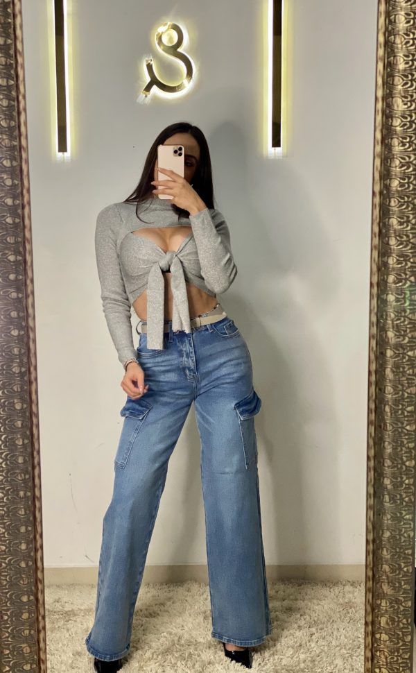 Pantalón recto de mezclilla con detalle de bolsas