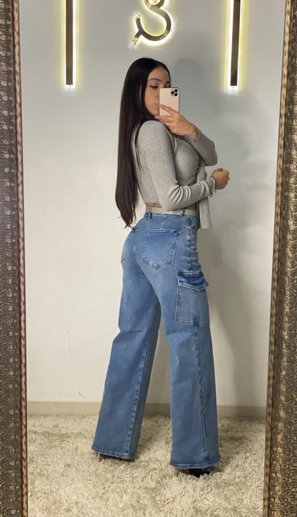 Pantalón recto de mezclilla con detalle de bolsas - Imagen 3