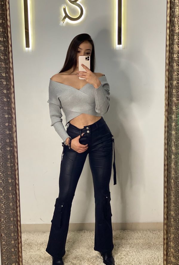 Pantalón negro de vinipiel con semi campana