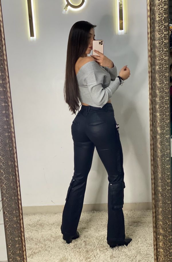 Pantalón negro de vinipiel con semi campana - Imagen 3