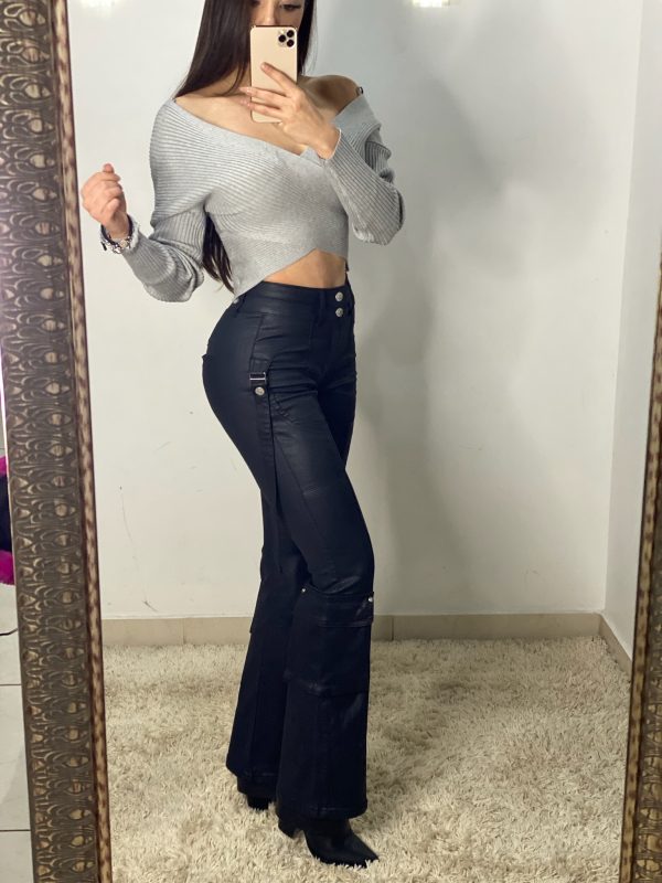 Pantalón negro de vinipiel con semi campana - Imagen 2