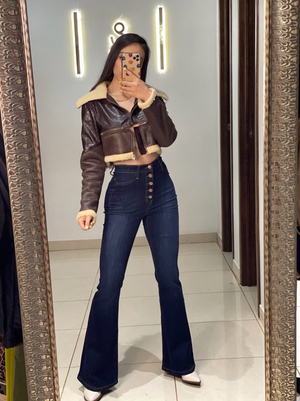 Pantalón de mezclilla oscura con campana