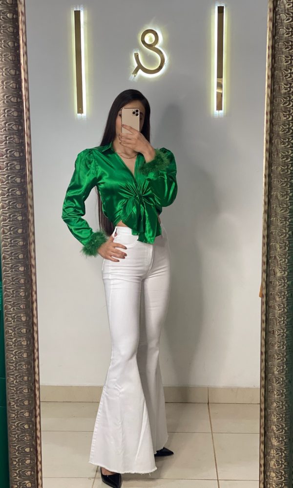 Pantalón de mezclilla blanco con campana