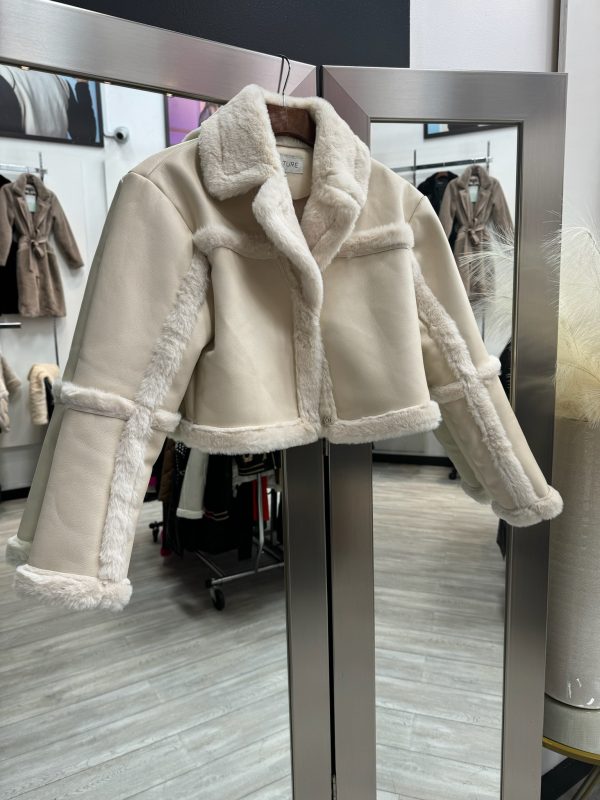 Chamarra corta de piel con peluche - Imagen 2