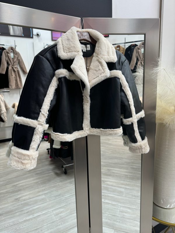 Chamarra corta de piel con peluche