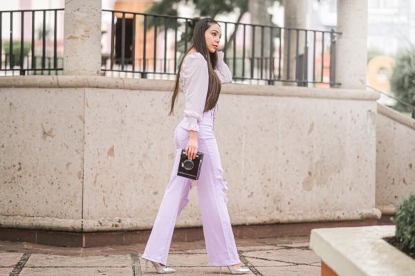 Pantalón de mezclilla lila rasgado - Imagen 4