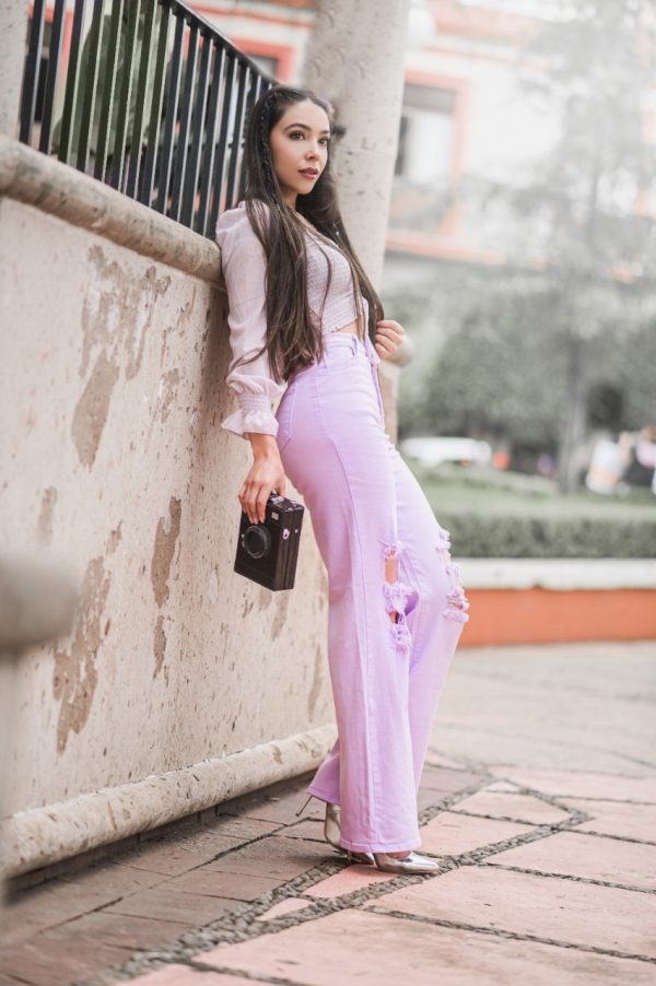 Pantalón de mezclilla lila rasgado - Imagen 3